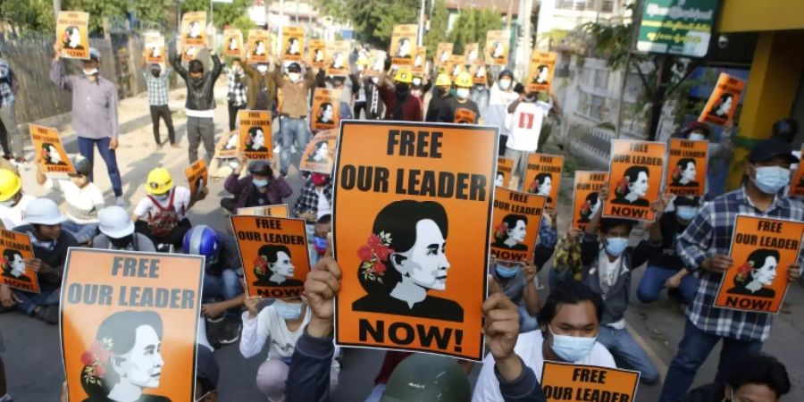 Portraits von Aung San Suu Kyi bei Demonstration in Myanmar