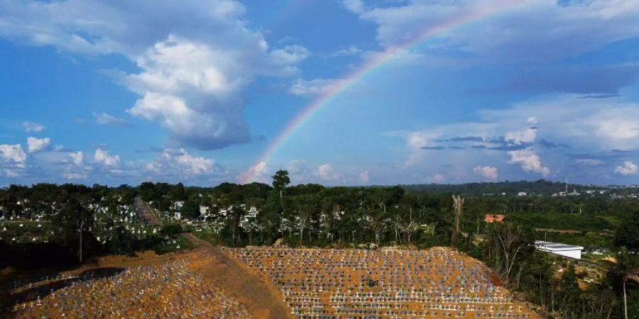 Gräber für Corona-Tote in Manaus