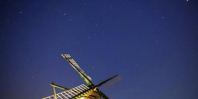 Der Sternenhimmel über der Nordermühle auf der Insel Pellworm. Foto: Marcus Brandt/dpa Der Sternenhimmel über der Nordermühle auf der Insel Pellworm. Foto: Marcus Brandt/dpa