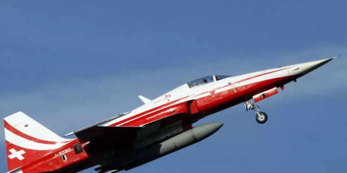 Ein solcher Tiger F-5 der Schweizer Luftwaffe ist Ende Mai auf der Melchsee-Frutt OW abgestürzt. Der Rumpf des Wracks ist am Montag geborgen worden. (Archivaufnahme) Melchsee-Frutt