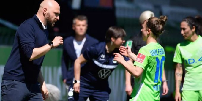 Trainer Stephan Lerch (l) will mit dem VfL Wolfsburg das DFB-Pokalfinale gewinnen. Foto: Swen Pförtner/dpa Trainer Stephan Lerch (l) will mit dem VfL Wolfsburg das DFB-Pokalfinale gewinnen. Foto: Swen Pförtner/dpa