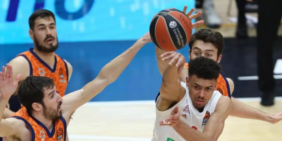 Der FC Bayern um Starspieler Wade Baldwin IV (r) verlor in Valencia. Foto: Alberto Saiz/dpa