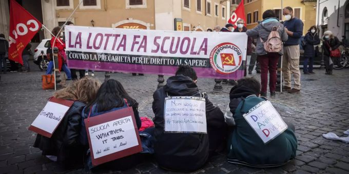 Studenten protestieren gegen den Fernunterricht in Italien. Italien Fernunterricht