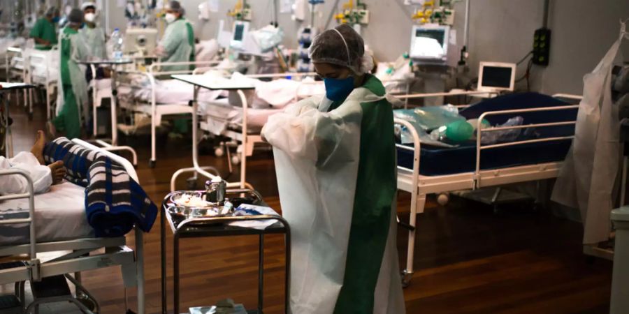 In einem Feldkrankenhaus mit 110 Betten werden Corona-Patienten behandelt. Foto: Andre Lucas/dpa