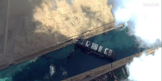Die «Ever Given» im Suez-Kanal führt zu Engpässen in der Erdölraffinerie. Die Schweiz wird davon jedoch nicht betroffen sein. Erdölraffinerie