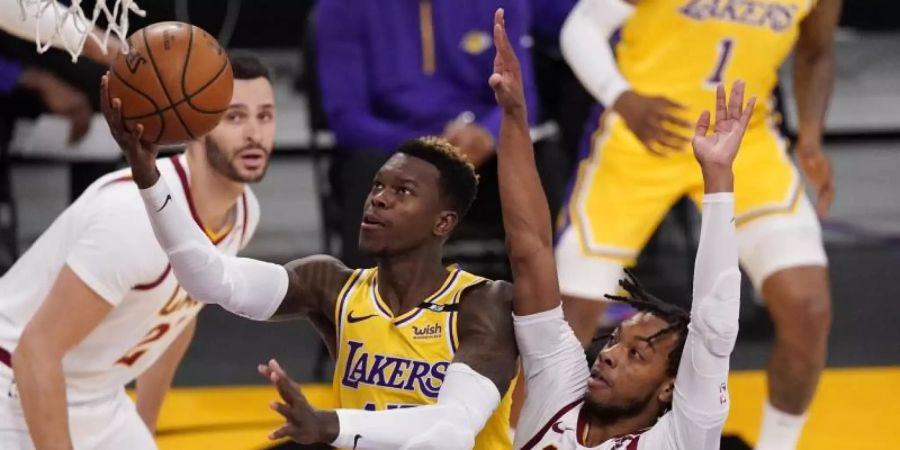 Feierte mit den Los Angeles Lakers endlich wieder einen Sieg: Dennis Schröder (M). Foto: Mark J. Terrill/AP/dpa