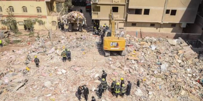 Rettungskräfte durchsuchen die Trümmer des eingestürzten Wohnhauses im Stadtteil el-Salam. Foto: Tarek Wajeh/dpa Rettungskräfte durchsuchen die Trümmer des eingestürzten Wohnhauses im Stadtteil el-Salam. Foto: Tarek Wajeh/dpa
