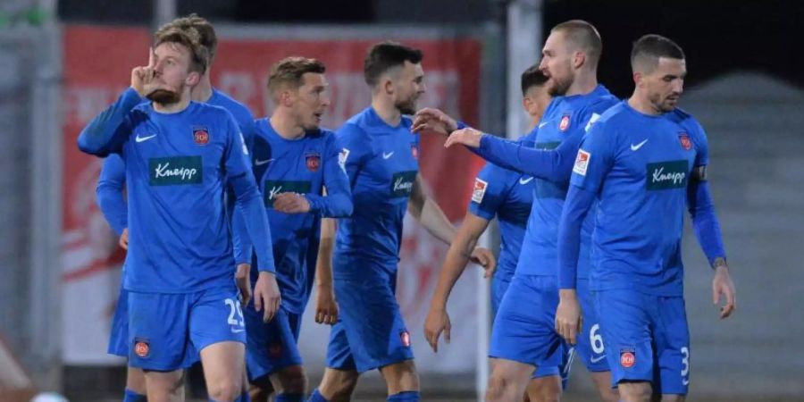 Die Spieler des 1. FC Heidenheim jubeln über das 2:0 gegen die Würzburger Kickers. Foto: Timm Schamberger/dpa