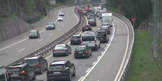 Stau am Gotthard: Auffahrt sorgt für Kilometer langen Stau