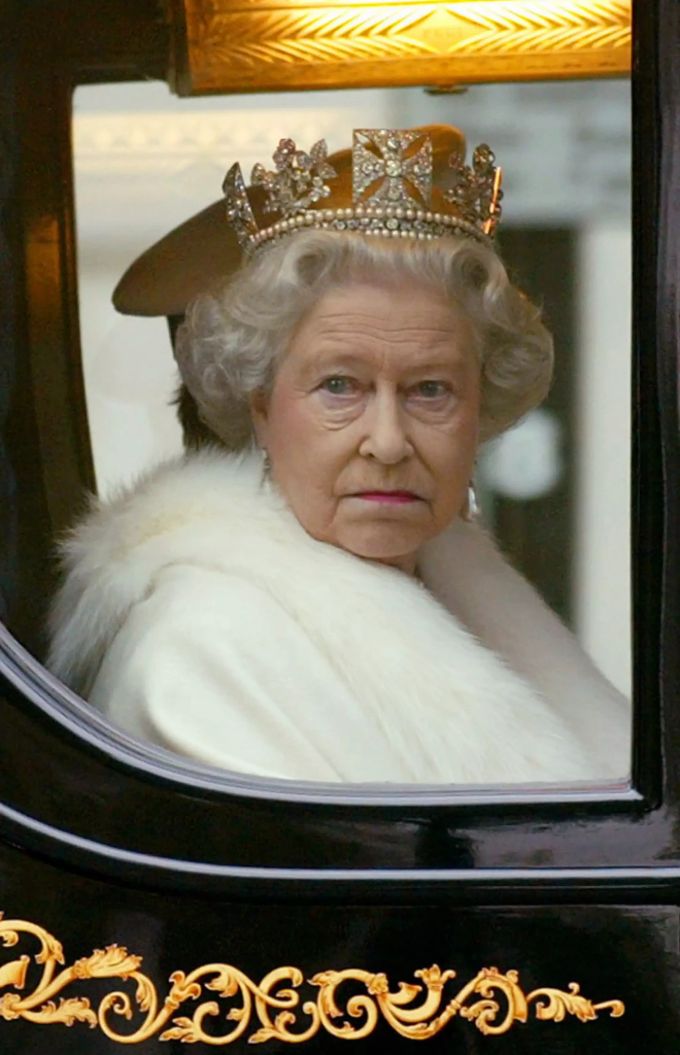Queen Elizabeth trägt prunkvolle Juwelen. queen elizabeth