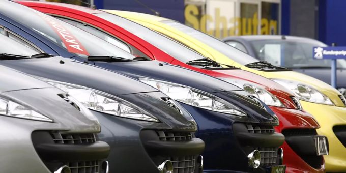 Seit 2015 müssen importierte Neuwagen bestimmte CO2-Grenzwerte erreichen. Ist das nicht der Fall, muss das Unternehmen eine Strafe bezahlen. Die BA wirft einem Astra-Mitarbeiter vor, einem Importeur geholfen zu haben, diese Strafe zu vermeiden. (Archivbild) astra