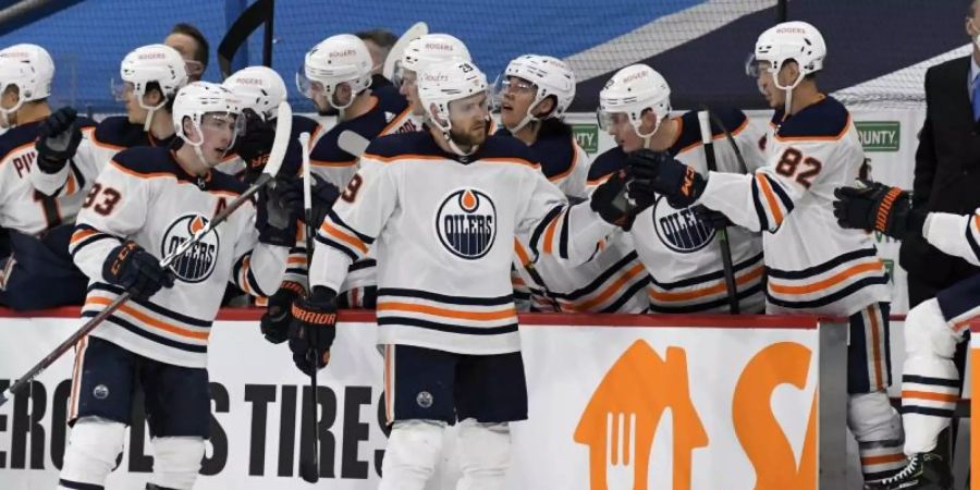 Leon Draisaitl (M) von den Edmonton Oilers feiert sein Tor mit den Teamkollegen. Foto: Fred Greenslade/The Canadian Press/AP/dpa