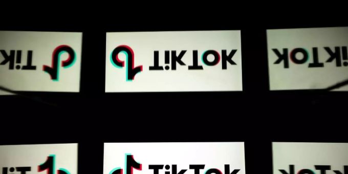 Tablet mit Tiktok-Logo Tablet mit Tiktok-Logo
