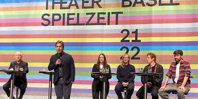 Die künstlerische Leitung des Theater Basel mit Intendant Benedikt von Peter (stehend), Ballettdirektor Richard Wherlock (links) und der Schauspielleitung mit Anja Dirks, Inga Schonlau, Jörg Pohl sowie Antú Romero Nunes. Die künstlerische Leitung des Theater Basel mit Intendant Benedikt von Peter (stehend), Ballettdirektor Richard Wherlock (links) und der Schauspielleitung mit Anja Dirks, Inga Schonlau, Jörg Pohl sowie Antú Romero Nunes.