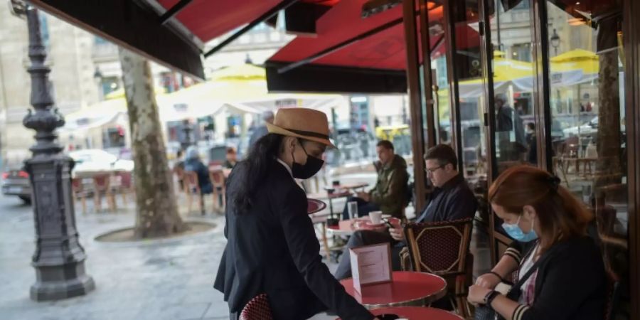 Besucher in einem Café in Paris