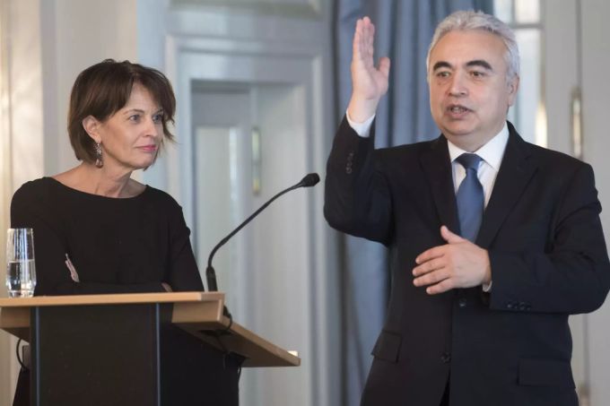 Fatih Birol, Direktor der Internationalen Energieagentur an einer Konferenz zu Energietechnologien neben der damaligen Bundespräsidentin und Vorsteherin des UVEK Doris Leuthard. Fatih Birol Doris Leuthard