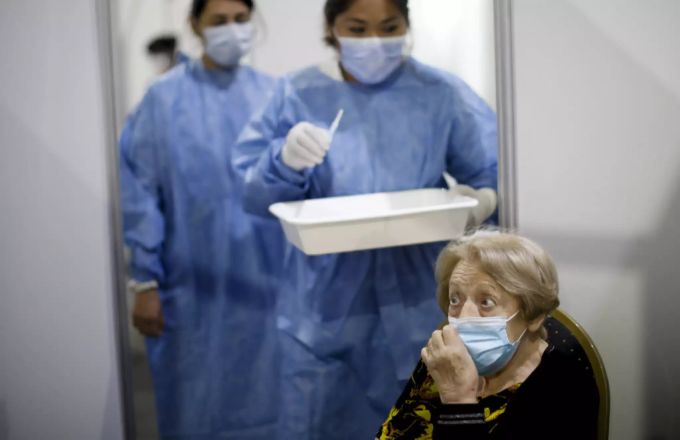 Eine Frau erhält in Buenos Aires eine Corona-Impfung. coronavirus