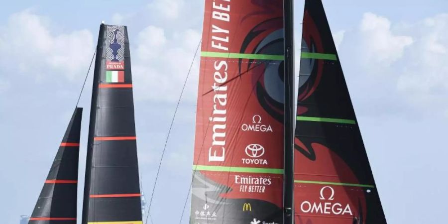 Das Emirates Team New Zealand (r) holt sich vor dem italienischen Team Luna Rossa im zehnten Rennen den Sieg im America's Cup. Foto: Chris Cameron/Photosport/AP/dpa