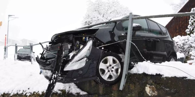 Das Auto rutschte weiter und blieb in einem Metallgeländer stecken.