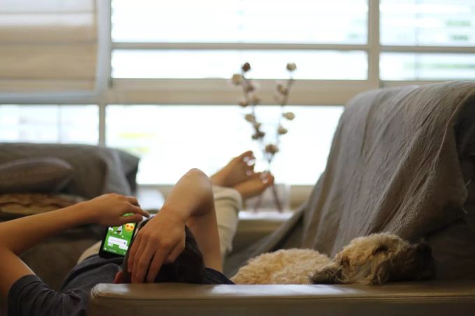 Ein Teenager schaut auf sein Handy. handy teenager