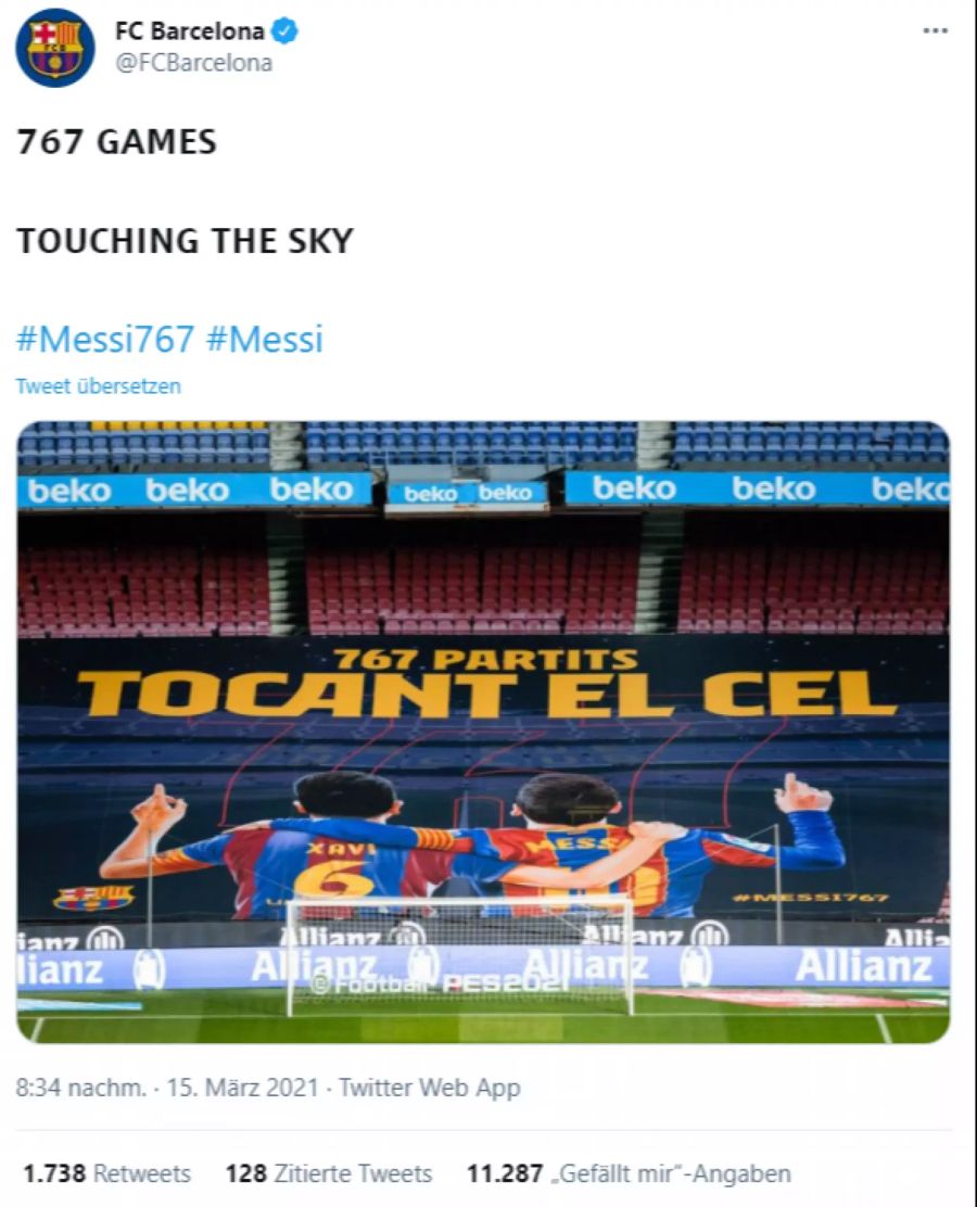 Das Banner zu Ehren der beiden Rekord-Spieler Xavi und Lionel Messi.