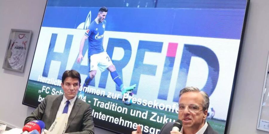 Ulrich Paetzel (l) und Frank Haberzettel sind die Sprecher der Initiative «FC Schalke 04 - Tradition und Zukunft». Foto: Roland Weihrauch/dpa