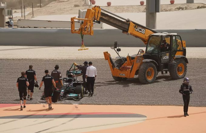 Dreher von Lewis Hamilton (GBR#44), Mercedes-AMG Petronas Formula One Team, ins Kiesbett, das Auto wird mit einem Kranfahrzeug geborgen. Lewis Hamilton