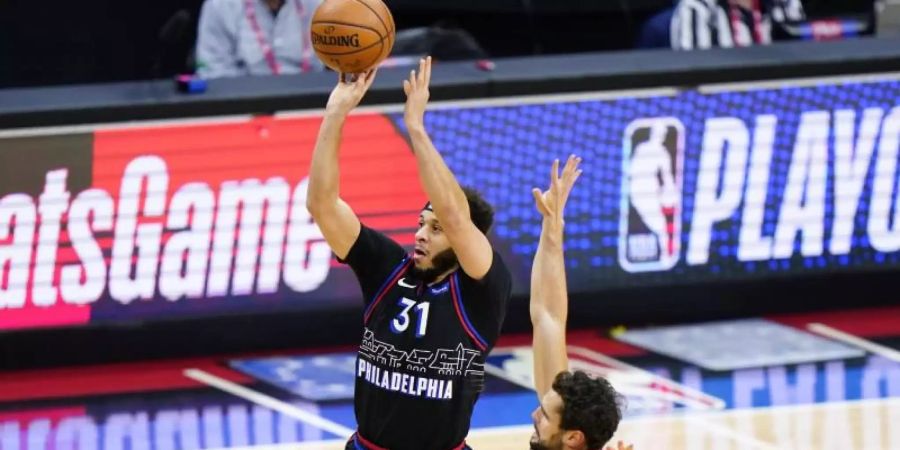 Raul Neto (r) von den Washington Wizards kommt beim Wurf von Seth Curry zu spät. Foto: Matt Slocum/AP/dpa