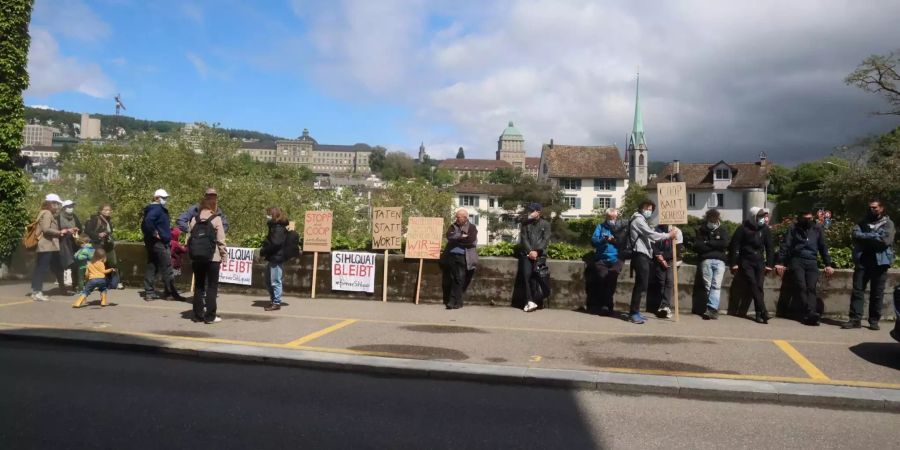 Menschen protestieren vor dem Amtshaus IV in Zürich gegen die Kündigungen in den beiden Wohnhäusern am Sihlquai.