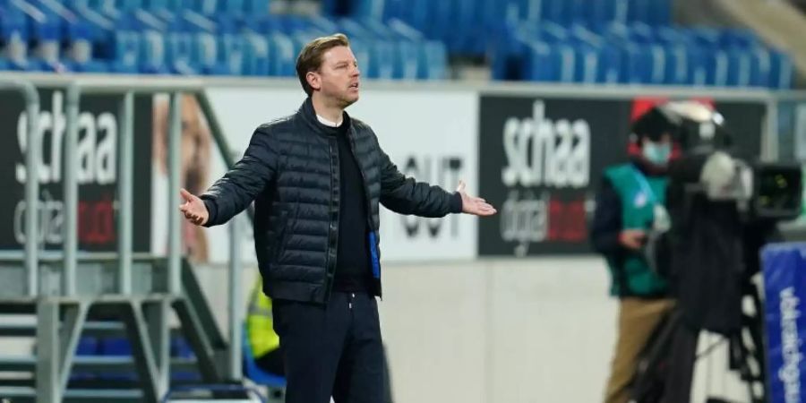 Werder Bremens Trainer Florian Kohfeldt gestikuliert an der Seitenauslinie. Foto: Uwe Anspach/dpa