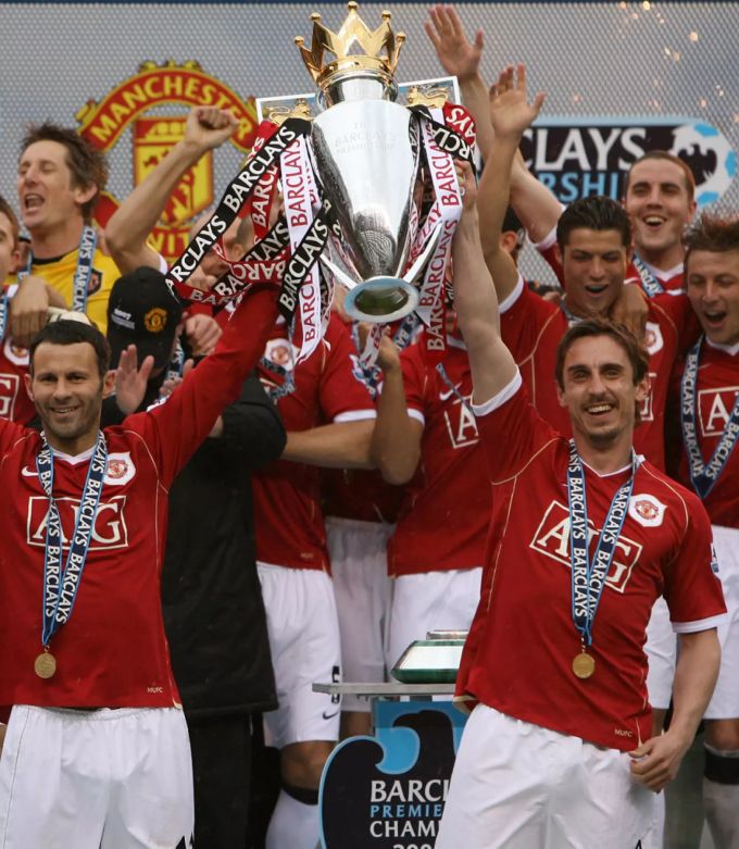 Gary Neville feierte mit dem Rivalen von Liverpool, Manchester United, zwölf Meisterschaften und zwei Champions-League-Titel. liverpool