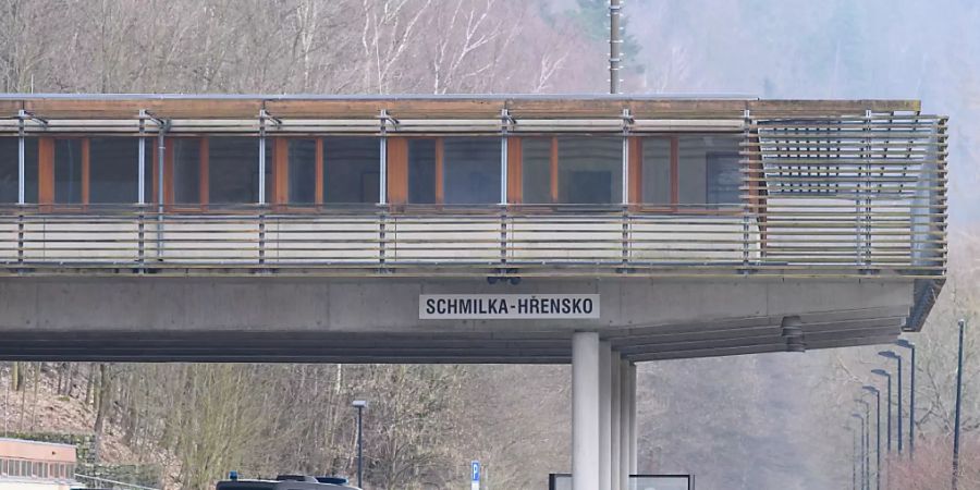 Polizeiautos stehen im Rahmen von Grenzkontrollen an der deutsch-tschechischen Grenze. Foto: Sebastian Kahnert/dpa-Zentralbild/dpa