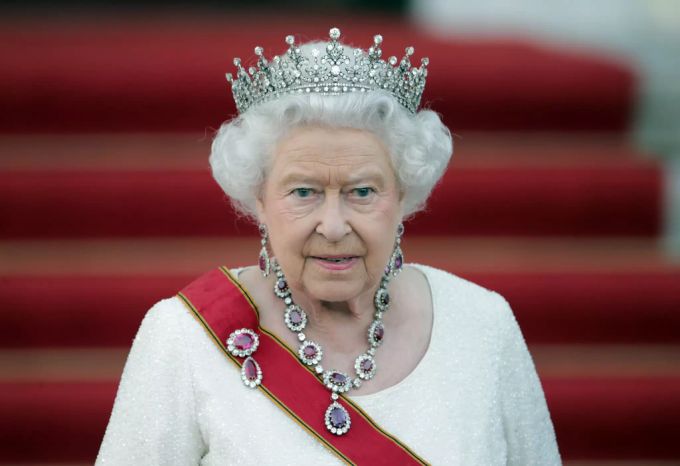 Queen Elizabeth ist mit Bowes-Lyon verwandt. Er ist der Sohn eines Cousins der Queen. queen elizabeth