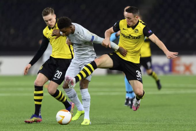 Solidarisches YB: Silvan Hefti (rechts) kämpft zusammen mit Teamkollege Michel Aebischer und Demarai Gray von Leverkusen um den Ball. hefti YB