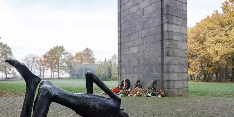Das Internationale Mahnmal auf dem Gelände des ehemaligen Konzentrationslagers Neuengamme mit der Skulptur «Le Déporté» von Françoise Salmon. Nach Angaben der US-Behörden hat der ausgewiesene 95-Jährige gestanden, als Wachmann in einem Aussenlager von Neuengamme Gefangene bewacht zu haben. Foto: Markus Scholz/dpa