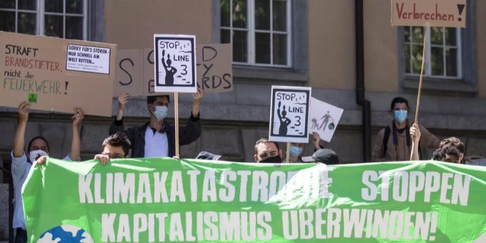 Solidaritätskundgebung für die angeklagten Klima-Aktivisten vor dem Prozess im Volkshaus in Zürich am Freitag, 14. Mai 2021. (Symbolbild) Klimaaktivisten