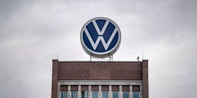 Ein grosses VW-Logo steht auf dem Verwaltungshochhaus vom Volkswagen Werk. Anklage im VW Dieselaffäre