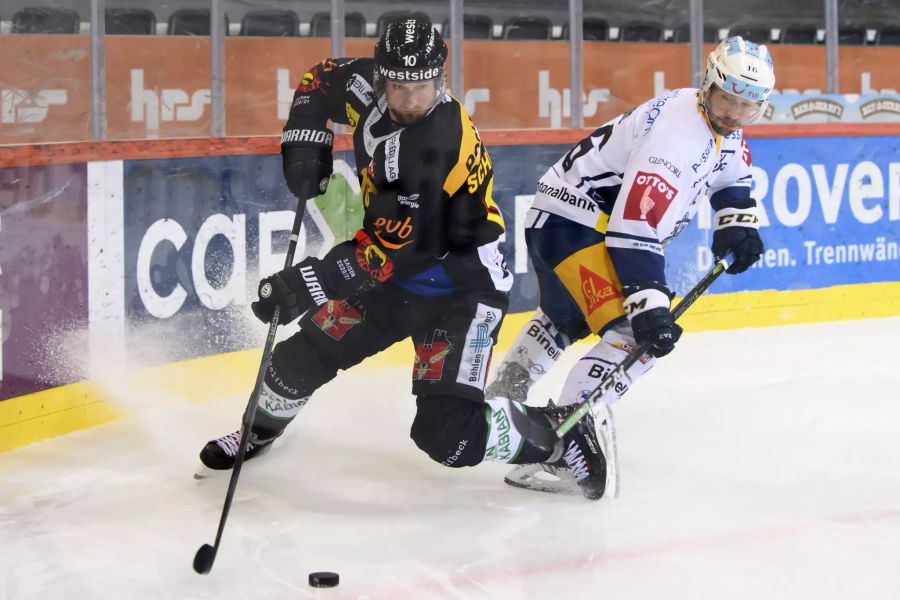 Tristan Scherwey (l.) vom SCB behauptet die Scheibe gegen Zug-Verteidiger Raphael Diaz (r.).