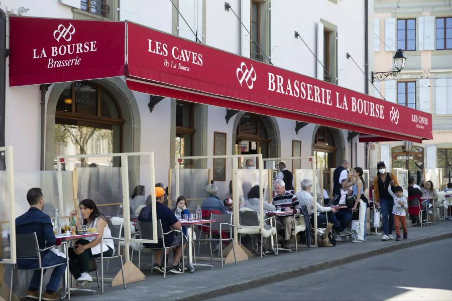 Volle Terrasse in Carouge GE vor der «Brasserie la Bourse» während der Corona-Pandemie.