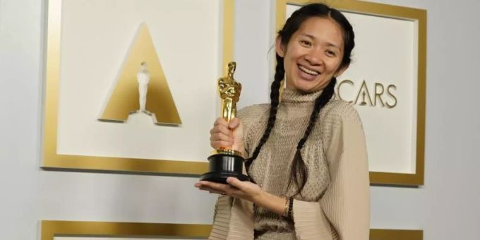 Chloé Zhao, Regisseurin, mit dem Oscar für den besten Film für «Nomadland». Foto: Chris Pizzello/Pool AP/dpa Chloé Zhao, Regisseurin, mit dem Oscar für den besten Film für «Nomadland». Foto: Chris Pizzello/Pool AP/dpa