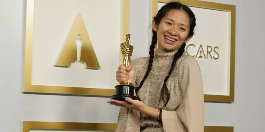 Chloé Zhao, Regisseurin, mit dem Oscar für den besten Film für «Nomadland». Foto: Chris Pizzello/Pool AP/dpa
