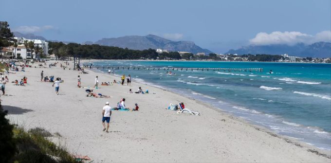 ARCHIV – 02.04.2021, Spanien, Muro: Menschen verbringen ihre Freizeit am Strand von Mallorca. Coronavirus - Mallorca