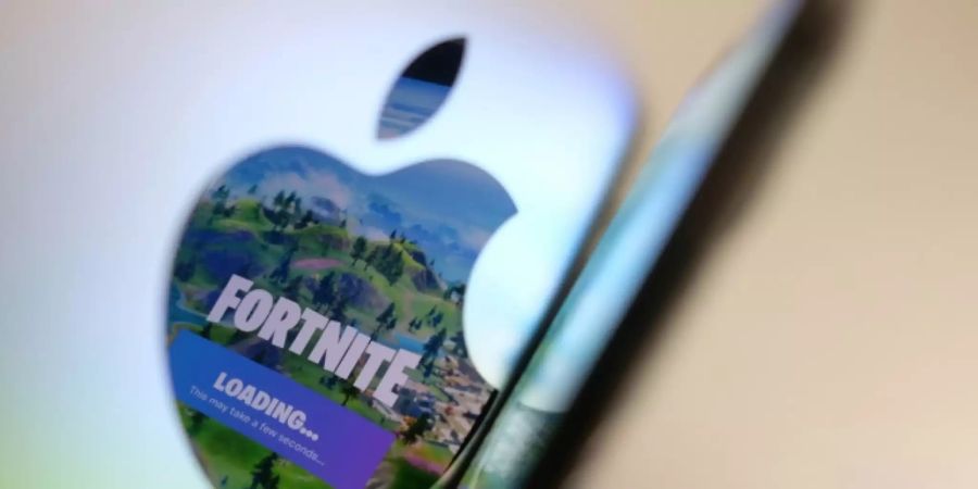 Logos von Apple und Fortnite