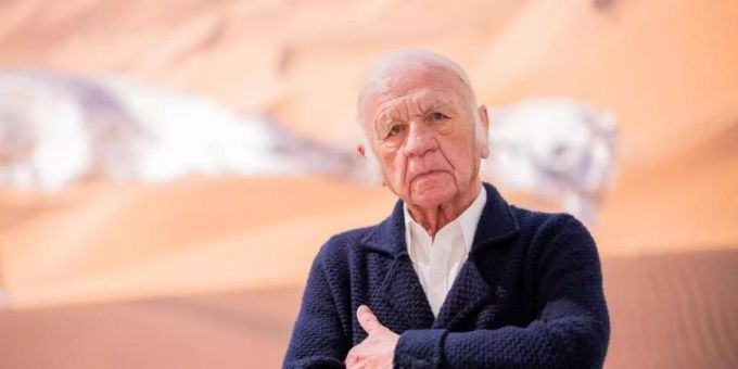 Heinz Mack im Museum Kunstpalast vor seinem Werk «Heinz Mack mit Silberfahne im Grand Erg Oriental» (1976). Foto: Rolf Vennenbernd/dpa Heinz Mack im Museum Kunstpalast vor seinem Werk «Heinz Mack mit Silberfahne im Grand Erg Oriental» (1976). Foto: Rolf Vennenbernd/dpa