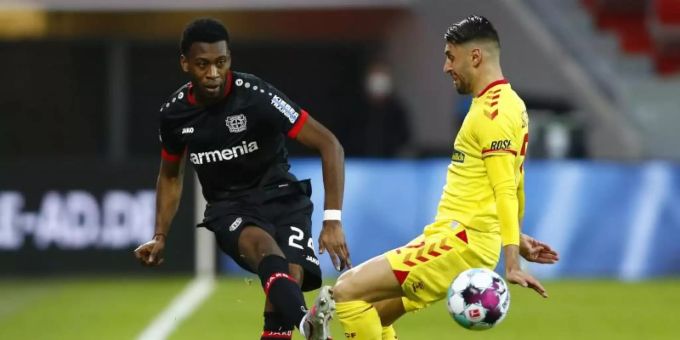 Leverkusens Timothy Fosu-Mensah (l) und Freiburgs Vincenzo Grifo kämpfen um den Ball. Foto: Thilo Schmuelgen/Reuters/Pool/dpa Leverkusens Timothy Fosu-Mensah (l) und Freiburgs Vincenzo Grifo kämpfen um den Ball. Foto: Thilo Schmuelgen/Reuters/Pool/dpa