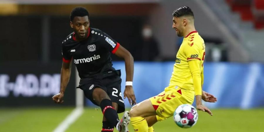 Leverkusens Timothy Fosu-Mensah (l) und Freiburgs Vincenzo Grifo kämpfen um den Ball. Foto: Thilo Schmuelgen/Reuters/Pool/dpa