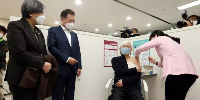 Südkoreas Präsident Moon Jae In schaut bei erster Impfung zu südkorea