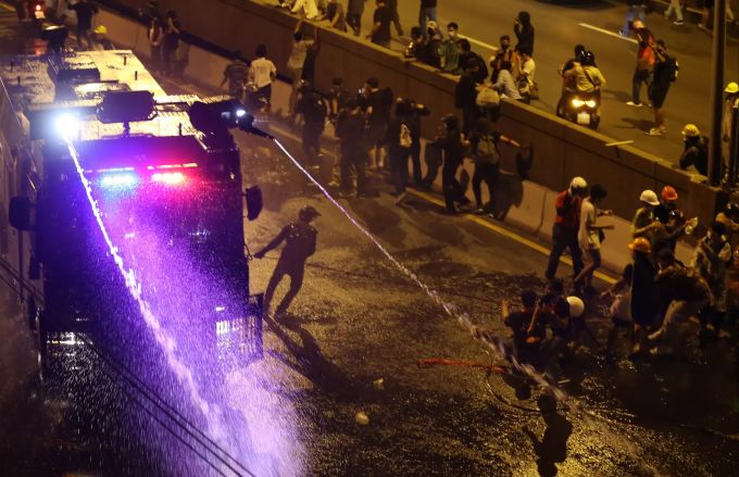 Die Polizei setzte unter anderem Wasserwerfer gegen die Demonstranten ein. Wasserwerfer thailand