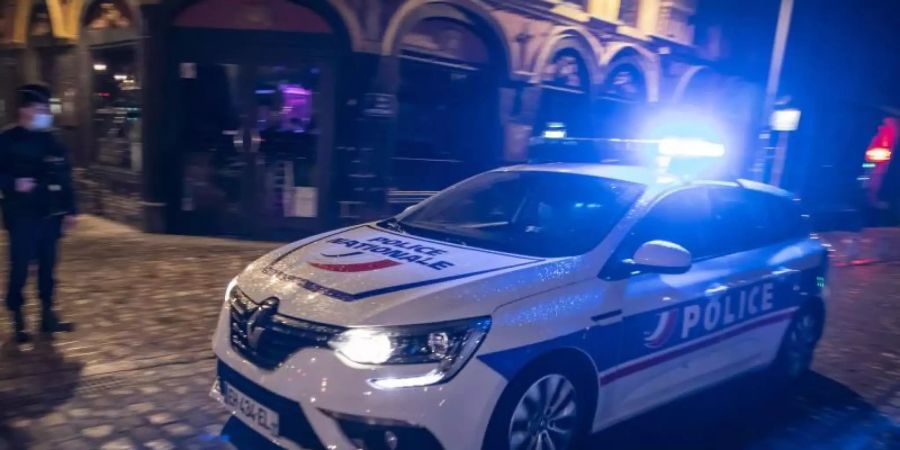 Polizisten patrouillieren in Paris. (Symbolbild). Foto: Sebastien Courdji/XinHua/dpa