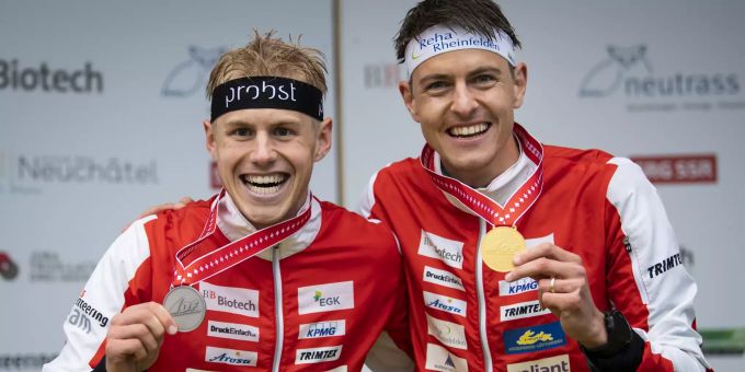 Joey Hadorn (l) und Matthias Kyburz (r) posieren mit ihren EM-Medaillen in Neuenburg. orientierungslauf matthias kyburz
